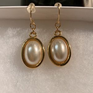 Napier Vintage earrings, EUC gold-toned oval faux pearl drop good condition